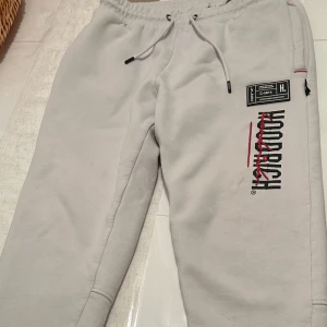 Hoodrich  - Säljer Helt vit hoodrich dress nästan helt ny storlek L men passar M jättebra 