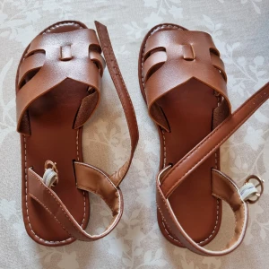 NYA sandaler - Helt nya storlek 37 säljes billigt för jag måste rensa hemma. Jag kommer att sätta ut mer så håll utkik 🙂  fralt tillkommer