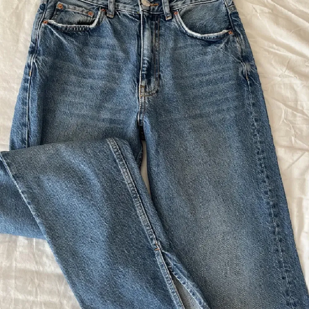 Blåa jeans från gina tricot med slits som är slutasålda. Jättefint skick, säljer då de inte passar mig längre😊🫶🏼🫶🏼. Jeans & Byxor.