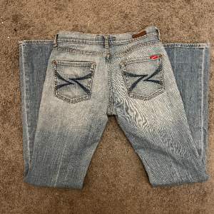 Säljer ett par bootcut jeans från Ginatricot som var min mammas men passar inte henne längre och dom är förstora för mig. Första bilden blev inte så bra. Använda några gånger men i ett fint skick. Storlek 28 men sitter mer som 34 jeans från Ginatricot🤍