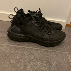 Nike react vision  - Nike react skor som bara har används ett fåtal gånger. Storlek 44 köpta juni 2022. Kvitto finns online.