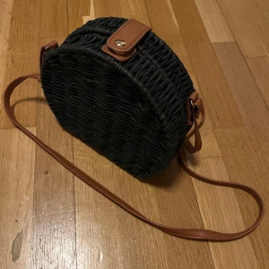 Axelremsväska i rotting - Snygg väska, måttligt använd.