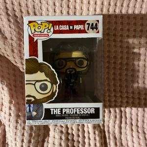 The professor POP docka (La casa de papel) - Hej! Säljer denna knappt använda pop docka! Nyskick. Frakt tillkommer!😊