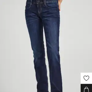 Helt nya pepe jeans, model Gen-straight leg. Säljer för att kommer inte till använding☺️.Storlek 25/32 motsvarar storlek xs. Köpt från zalando med pris 999.00kr. 
