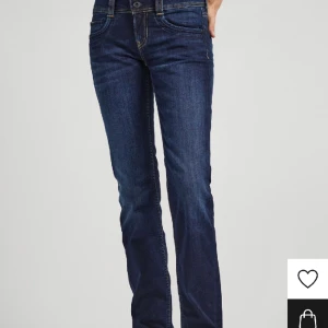 Helt nya pepe jeans - Helt nya pepe jeans, model Gen-straight leg. Säljer för att kommer inte till använding☺️.Storlek 25/32 motsvarar storlek xs. Köpt från zalando med pris 999.00kr. 