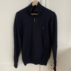 Ralph Lauren tröja mörkblå - Tja! Säljer nu min mörkblå half zip från Ralph Lauren. Storlek: L, passar M/S. Skick: 9/10, väldigt fint skick. Nypris: 2000kr. Kontakta mig för fler bilder eller info!