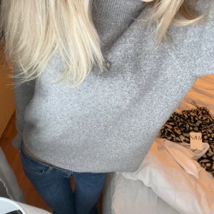 Stickad tröja  - Säljer denna super mysiga stickade tröja, perfekt nu till vintern🥰Den är från Vero Moda i storlek S, perfekt på mig som är 168☺️Inte nopprig