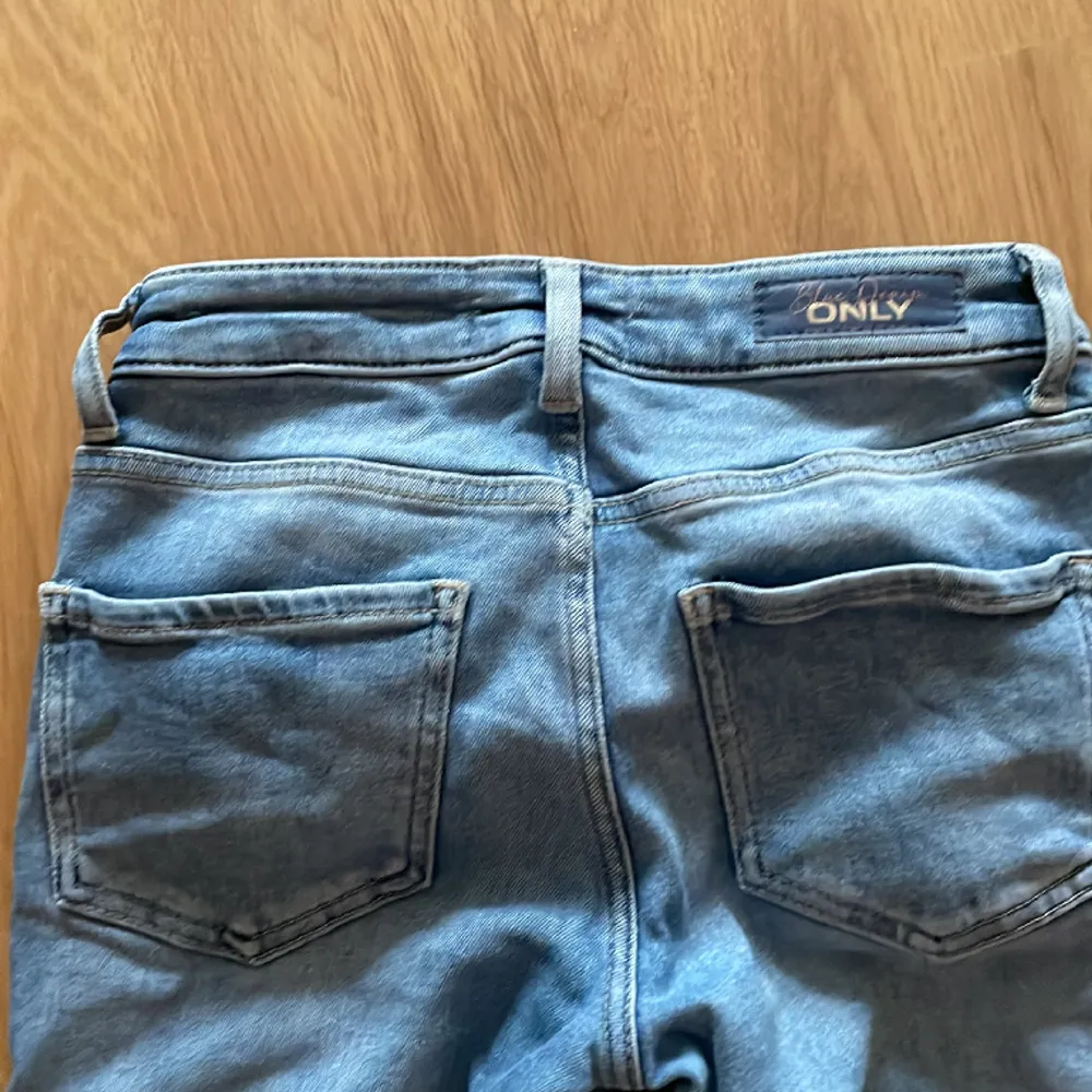 Säljer dessa ljusblå lågmidjade jeans i superbra skick!!!!! De är i storlek 25/32 och är köpta på zalando märket är only. Skriv om ni vill ha bild när de är på eller mått osv. De är uppsydda men passar någon som är runt 158-164 lång💗. Jeans & Byxor.