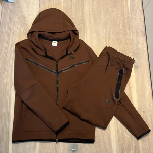 Nike tech fleece set  - Fick de i present men de var för stora så de har bara använts en gång. Skitsnygg färg på de och jag skulle säga att man behöver vara minst 175+ för att de ska sitta bra. De är i nyskick. Nypris: 2400. Mitt pris: 1000