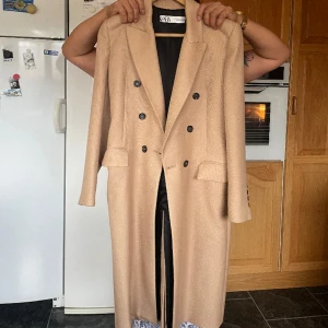 Kappa - Säljer kappa från zara har använd 2 gånger och kommer inte använda mer i mycket bra skick