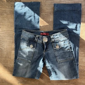 Lågmidjade jeans - Supercoola lågmidjade jeans som jag inte fått nån användning för, midjemått 36 och innerbenslängd 79❤️ (Lånade bilder!!!!!j knappen längst fram på jeansen saknas men de går fortfarande att knäppa