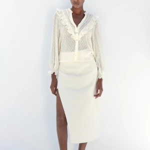 Zara blus  - Säljer en super fin blus som tyvärr inte kommer till andvändning. Den är liten i storleken. Priset kan även diskuteras 