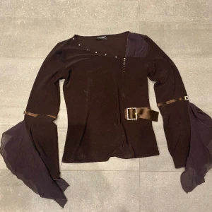 Rikigt cybery2k tröja med glitter och diamanter  - ÄLSKAR denna 2000s vintage tröja med Såå fina detaljer. Som ny förutom några fläckar som syns på bild(dom går nog lätt bort vid rätt behandling i tvätten men därav priset). Strl 1 men passar Xs-s skulle jag säga!