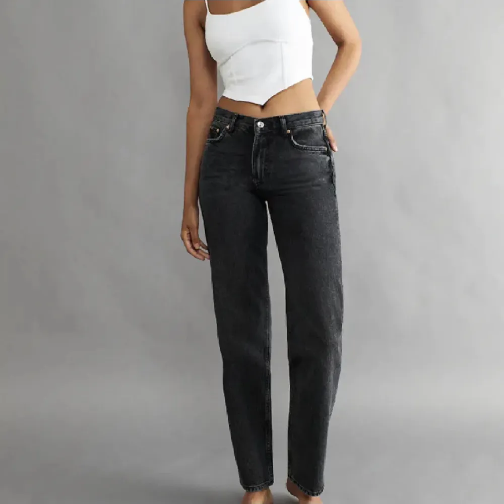Gina Tricot Jeans i färgen Offblack, användas 1 gång så i nyskick💕 Frakt tillkommer📦. Jeans & Byxor.
