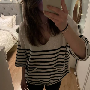 Randig tröja zara - Superfin tröja från zara som inte kommer till användning. Tröjan är i nyskick!💕