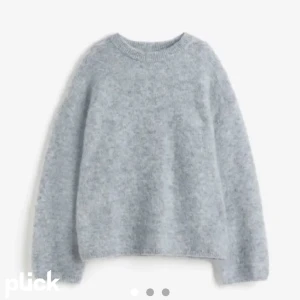 Stickad tröja  - Stickad tröja fån HM, använd typ två gånger skulle säga att den är som ny💕