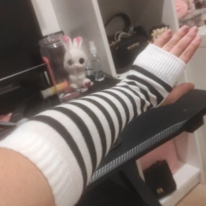 Emo handskar?? - Ett par, Gamla men knappt använda, ej min stil längre