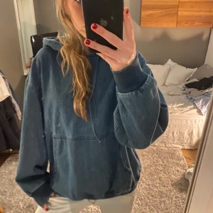 Jeans hoodie - Den är så cool men får inte riktigt användning av den, köpt på zara i våras och har bara använt en gång❤️❤️❤️Den är i XS men väldigt oversize. Hör av dig om du är intresserad 👏🏼
