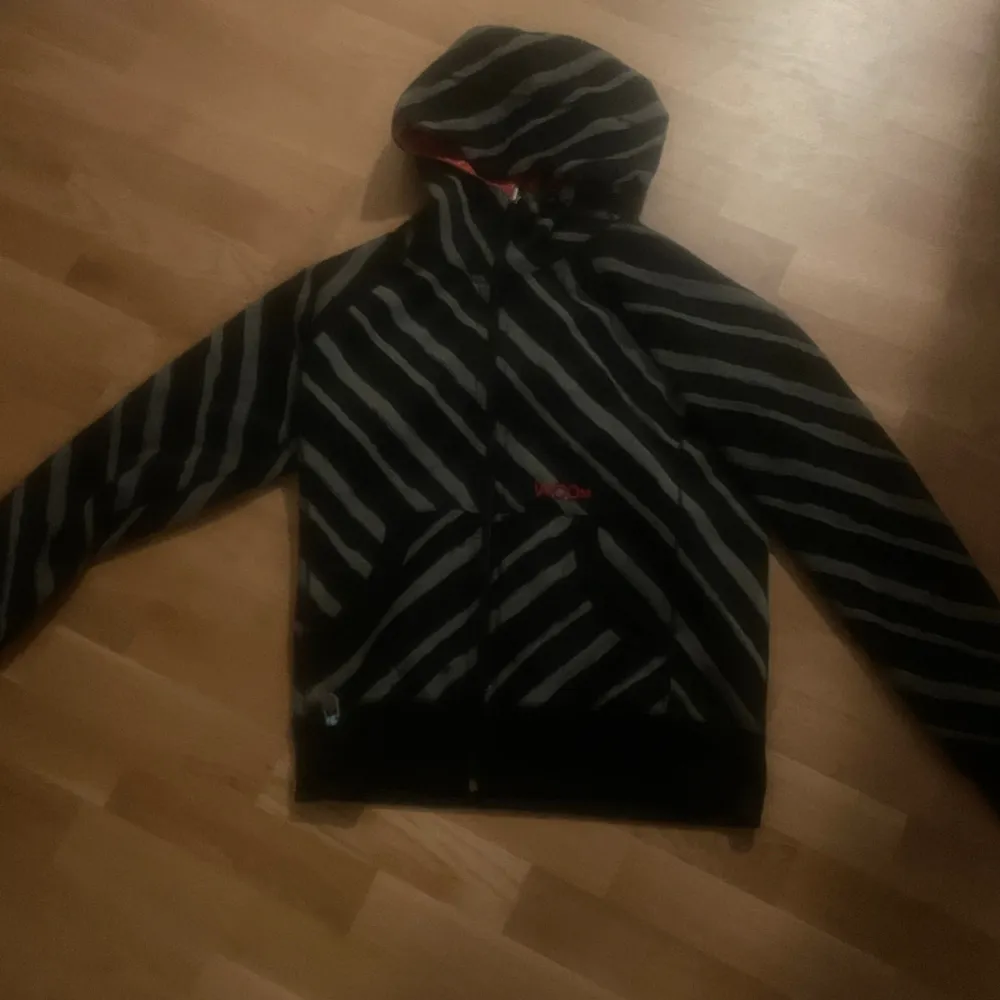 volcom zipup fet design. skick 10/10 kom privat för diskutera pris eller frågor. Hoodies.