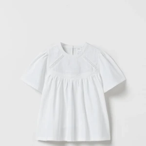 Vit blus  - En jätte fin vit blus ifrån zara nästan aldrig använd  Vet inte exakt storlek men skulle tro  13-14 år eller 12-13 men är som xs!