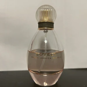 Lovely Sarah Jessica Parker  - Lovely 50ml EDP parfym av Sarah Jessica parker. Ungefär 30-35 ml kvar.  