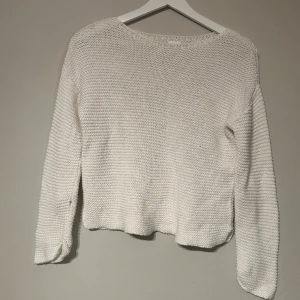 Stickad tröja Zara - En vit stickad tröja från zara. Tröjan är egentligen i barnstorlek men funkar för de som bär XS. Tyget är mjukt men på grund av sättet den är stickad på kan man se igenom lite. Tröjan är i bra skick förutom att den har ett litet hål vid innerärmen. 