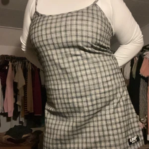 Unif klänning - Unif klänning som TYVÄRR är för stor😭😭😭 Jättefin!!