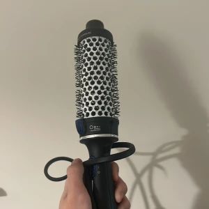 Björn Axén Värmeborste  - Säljer min värmeborste då jag använder plattång istället så den kommer ej till användning längre. Har använt den fåtal gånger och den är såklart tvättad:) Väldigt fint skick!