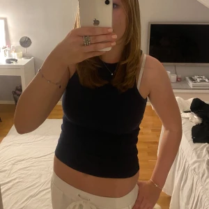 marinblått linne - säljer detta marinblåa linnet från Bikbok💕💕 säljer då det tyvärr inte kommer till användning längre