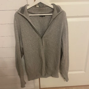 Full zip - Säljer en sjukt skön och snygg fullzip. Storlek L men skulle säga att den passar bäst på allt från 182-187cm. Den är i fint skick. Men Hör gärna av er om ni har ytterligare frågor!