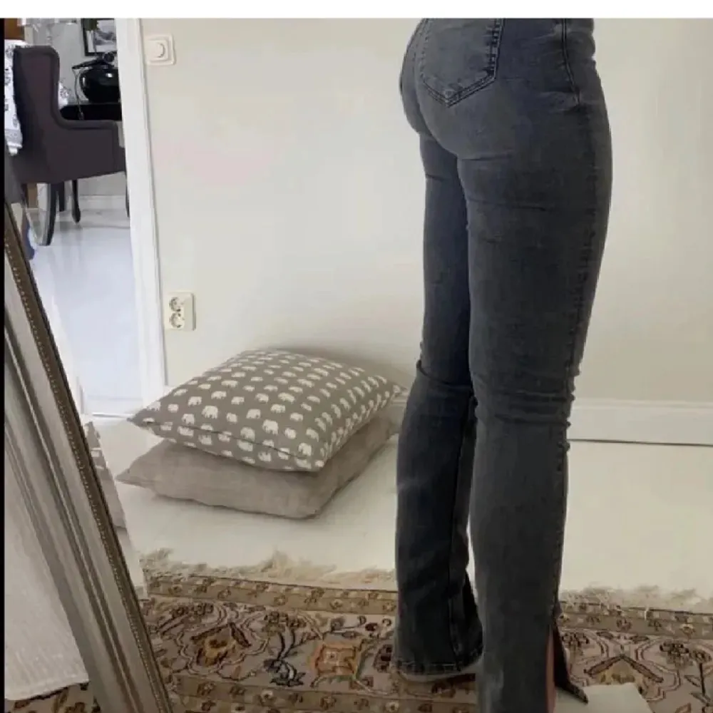 säljer dessa super sköna jeansen som aldrig har kommit till användning, lånade bilder!!💓. Jeans & Byxor.