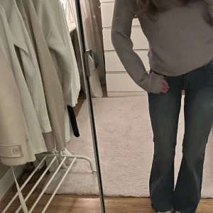 Jeans från brandy Melville  - Säljer mina lågmidjade brandy jeans då de ej kommer till användning❤️ det är storlek s och i modellen ”brielle 90s”, aldrig använda och lapp är kvar