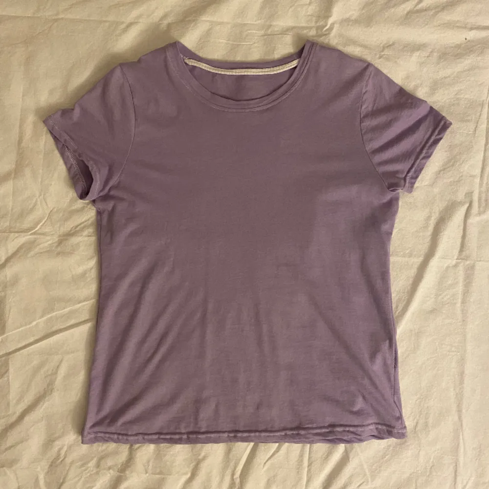 säljer denna lavendelfärgade t-shirten💞 den är varsamt använd och är därmed i bra skick. T-shirts.