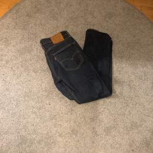 Ett par shyssta levis jeans i mycket bra skick Strlk 30 30  Kan mötas upp i Stockholm eller frakta Mitt pris 250 men kom med förslag