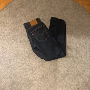 Levi's jeans - Ett par shyssta levis jeans i mycket bra skick Strlk 30 30  Kan mötas upp i Stockholm eller frakta Mitt pris 250 men kom med förslag