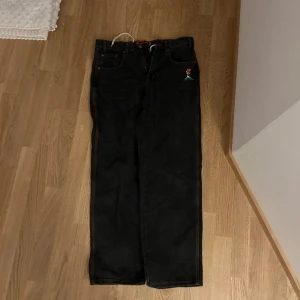 Butter Goods jeans - Jeans från butter goods. Baggy fit jeans med broderi på bakfickan. Bälteshällor med invändig dragsko i midjebandet. Byxorna kostar 1 299:- orginal pris, byxorna är knappast användna. Storlek: 30