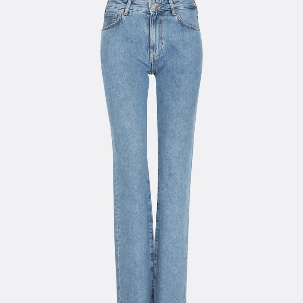 Säljer dessa jeans från bikbok, storlek w27l32, passar mig som är 170 och brukar ha s ungefär💓 bara använda en gång, jeansen är low/midwaist, köpta för 700kr. Jeans & Byxor.
