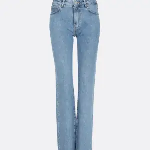Säljer dessa jeans från bikbok, storlek w27l32, passar mig som är 170 och brukar ha s ungefär💓 bara använda en gång, jeansen är low/midwaist, köpta för 700kr