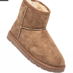 Skor - Varma och sköna skor i storlek 36/37🦋hör av er vid intresse eller funderingar 💛