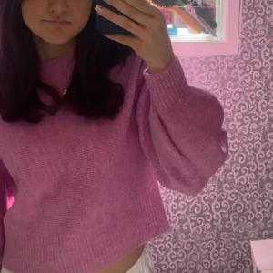 Stickad tröja - från vero moda, superfin men kommer inte till användning längre Storlek S förutom de lilla hålet i vänster ärm så är tröjan i nyskick🙏🫶🏼