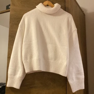 Stickad polotröja  - Jätte mysig o söt polotröja från hm. Använd ca 3 gånger. Säljer då den inte kommer till användning längre. Jätte bra skick, finns dock ett litet fläck vid högra ärmen men man märker inget. ❣️