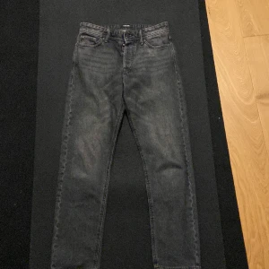 Svart/gråa jeans för killar - De här jeansen är köpta från Jack&Jones. De är loose och har 30/32 i storlek De är i bra skick