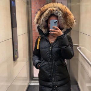 Parajumpers jacka  - Modell-long bear dam Storlek-X small  Har haft den en vinter så den är som ny  Kan posta men det kostar extra för frakt  Annars möts jag i Stockholm.