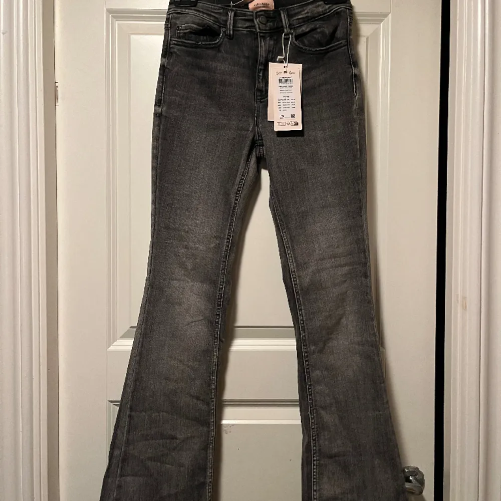 Säljer mina jeans från Veromoda endast testade en gång, säljs pågrund av fel storlek. Storlek S  Längd 32 . Jeans & Byxor.