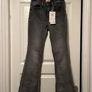 Säljer mina jeans från Veromoda endast testade en gång, säljs pågrund av fel storlek. Storlek S  Längd 32 