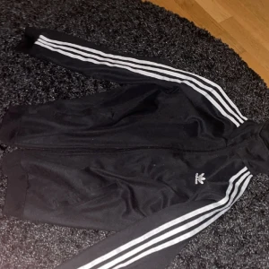 Adidas Zip-up💯 - Bra skick, Riktig, billig, nästan inte använd, Anledning till att jag säljer den är för att den är för stor