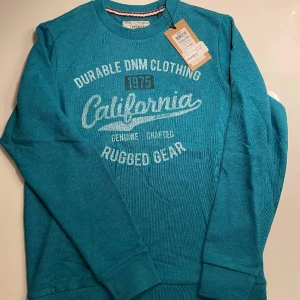 Oanvänd fin tröja - Väldigt fin tröja men tyvärr för liten… och går ej att lämna tillbaka. Prislappen är kvar men det säljs till ett billigare pris.