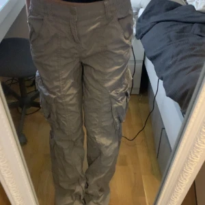 cargos - Ett oar gråa cargos, använt 1 gång. Dom har tyvärr inga bakfickor. Midjemått 36, längd 102, är 167cm (måtten kan vara fel för vet ej hur man ska mäta)