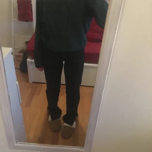Mörkgrön hoodie bikbok - Fin mörkgrön hoodie från bikbok. Strl xs, mega oversized hood. Superfin grön färg