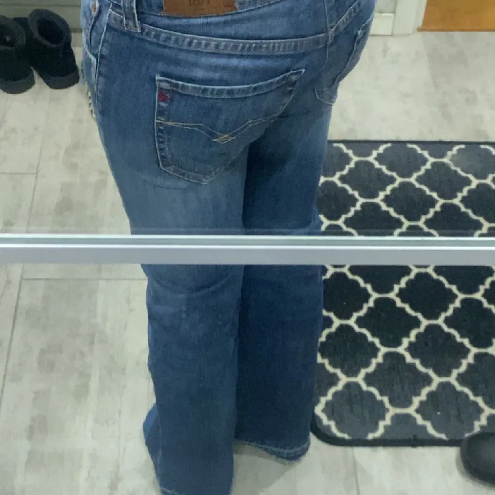 Jättesnygga lowrise jeans från replay i nyskick! Går både att klä upp eller ha mer vardagligt. W29 L32, och passar bra i längden på mig som är 166. Storleken passar på mindre strl också. Innerbenslängden är 72cm. Jeans & Byxor.